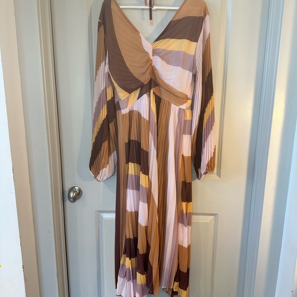 NWT MOTF PREMIUM PLEATED LIGHT FLOWY V-NECK Nude Tone Dress, size XL - Picture 6 of 12
